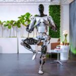 Robô humanoide da Tesla tem lançamento adiado para 2025
