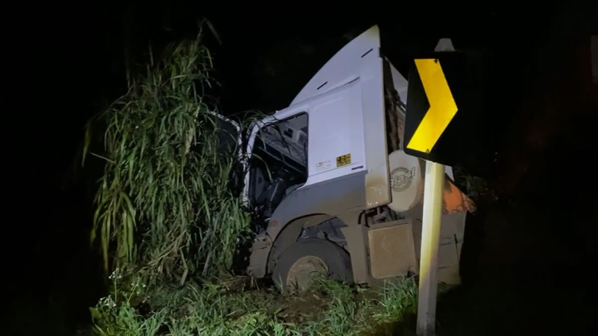 Caminhão de Dionísio Cerqueira se envolve em grave acidente na BR 373