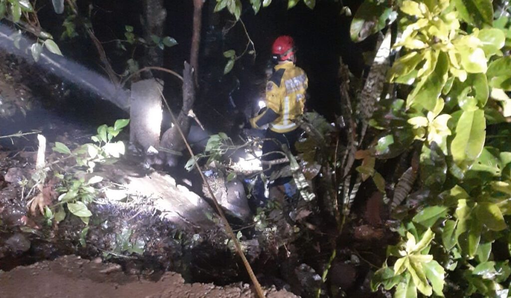 Mulher é resgatada de ribanceira no Bairro Copasa em Barracão