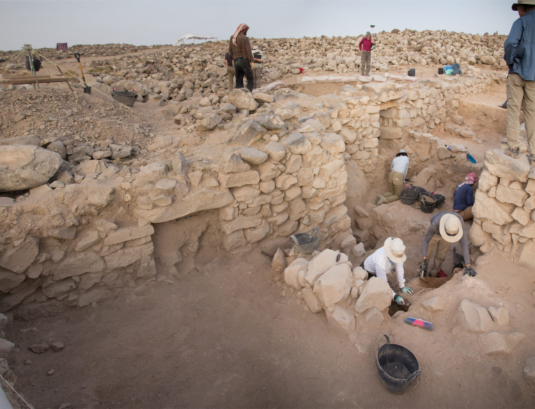 Arqueólogos trabalham nas ruínas de um antigo reino bíblico