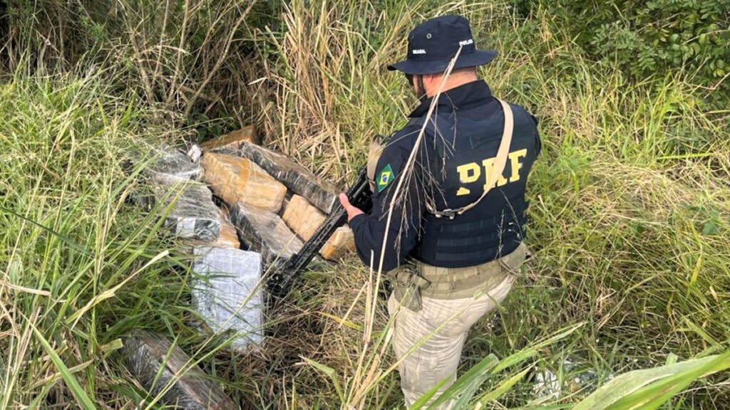 Fato foi registrado no final da tarde de terça-feira. Alguns dos pacotes de maconha tinham manchas de sangue