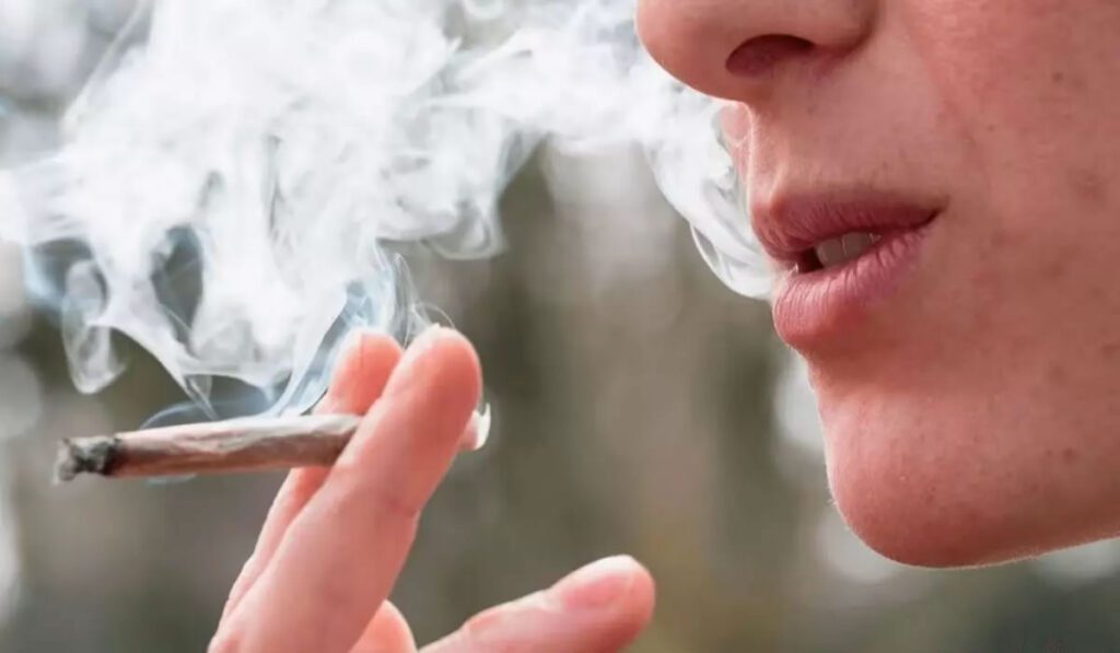 De quanto será a multa aprovada pelos deputados de SC para uso de drogas em público