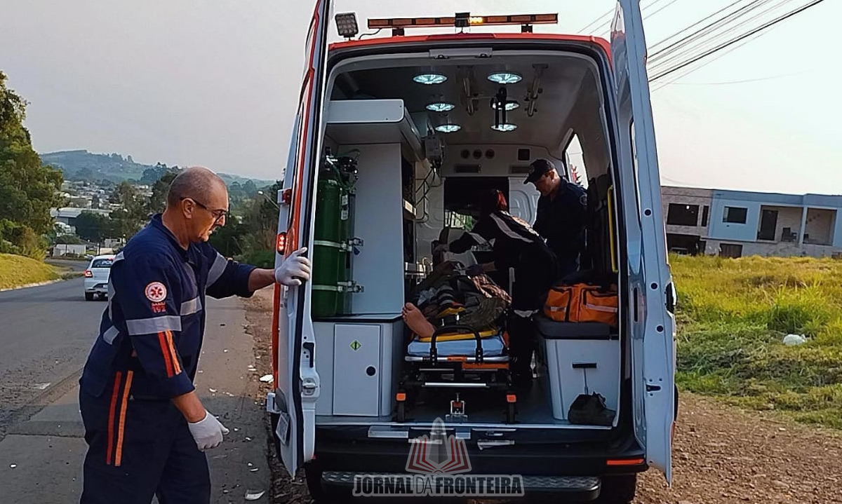 Acidente entre carro e moto ocorreu na manhã desta sexta-feira, na Serra do BNH. Motociclista apresentava suspeita de fratura e escoriações