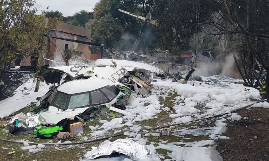 O trabalho de retirada dos corpos foi concluídos por volta das 18h30, de sábado. Acidente com o avião ocorreu no início da tarde de sexta-feira