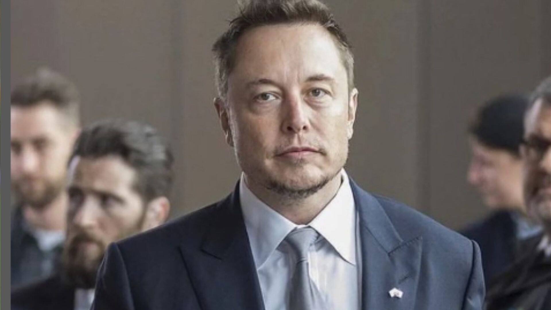 Idosa cai em golpe após acreditar ser namorada de Elon Musk