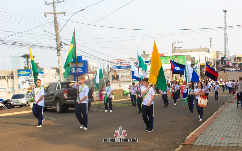 O desfile Cívico aconteceu na Avenida Sete de Setembro e contou com a participação de entidades de Dionísio Cerqueira e Barracão