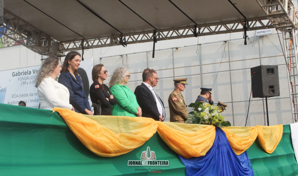 O desfile Cívico aconteceu na Avenida Sete de Setembro e contou com a participação de entidades de Dionísio Cerqueira e Barracão