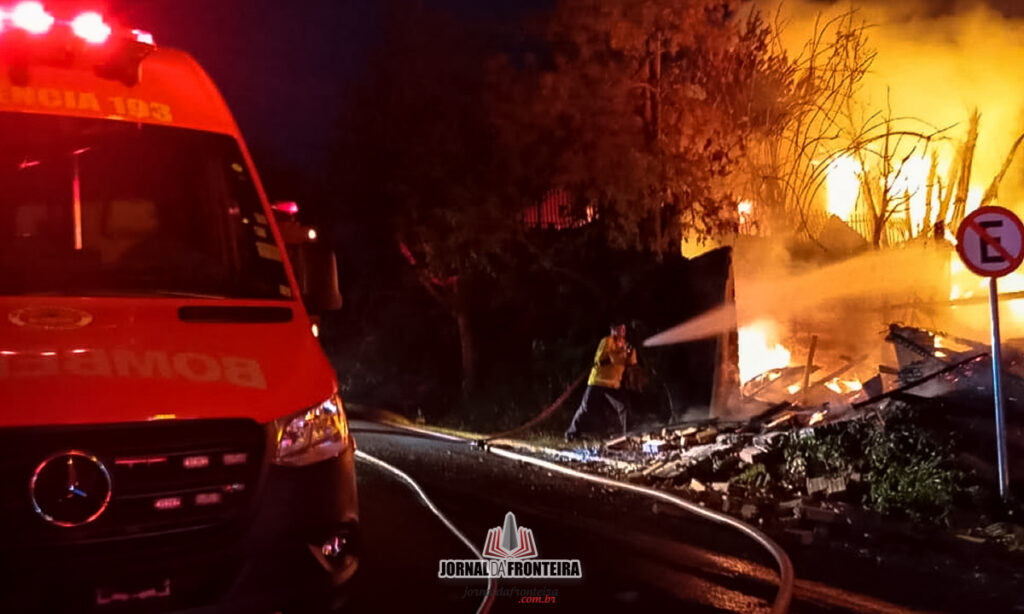 Bombeiros trabalham mais de duas horas no combate ao incêndio que afetou uma residência e uma marcenaria