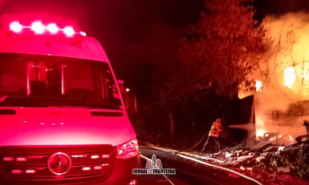 Bombeiros trabalham mais de duas horas no combate ao incêndio que afetou uma residência e uma marcenaria