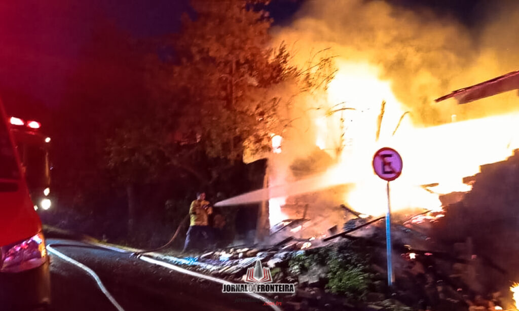 Bombeiros trabalham mais de duas horas no combate ao incêndio que afetou uma residência e uma marcenaria