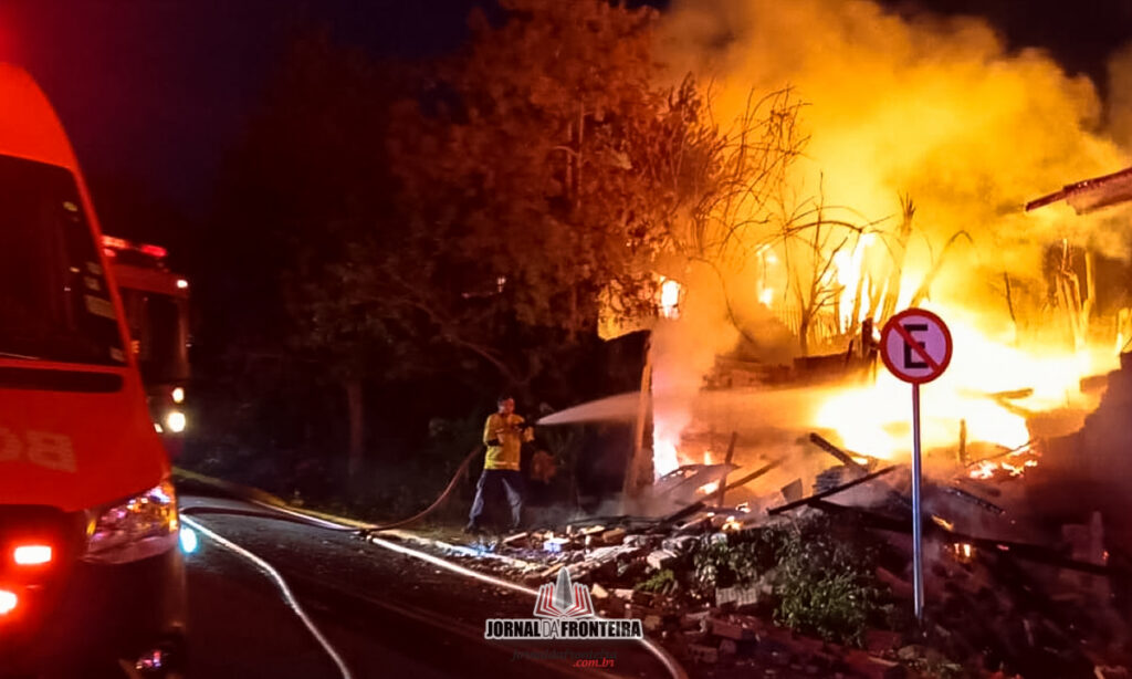 Bombeiros trabalham mais de duas horas no combate ao incêndio que afetou uma residência e uma marcenaria