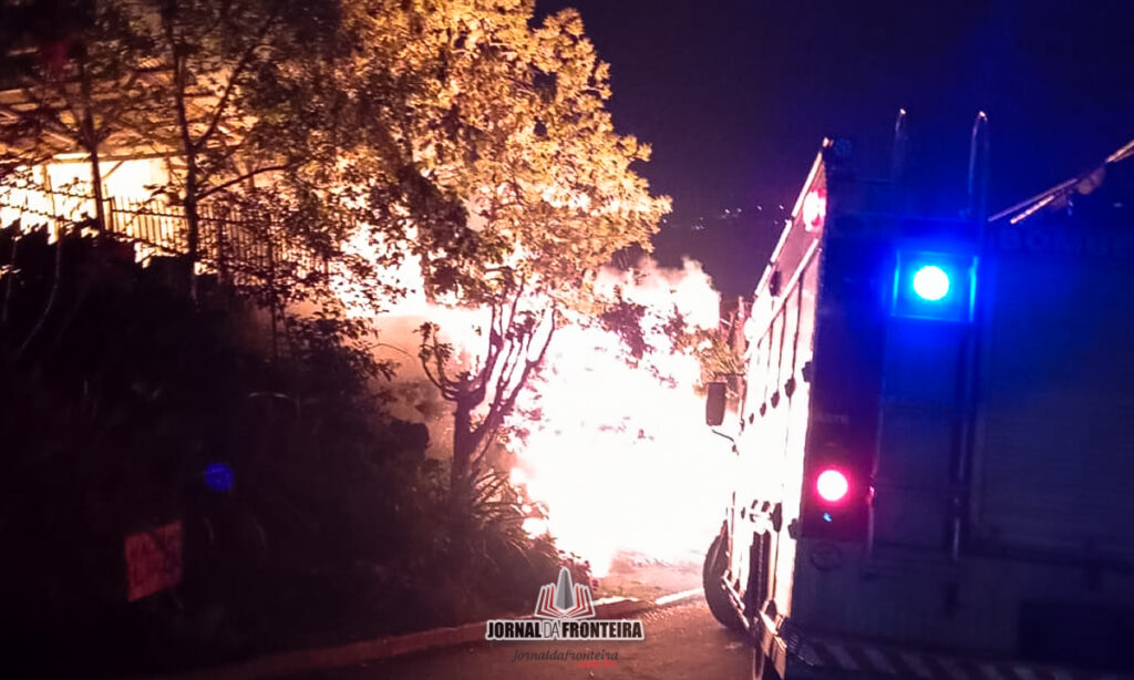 Bombeiros trabalham mais de duas horas no combate ao incêndio que afetou uma residência e uma marcenaria