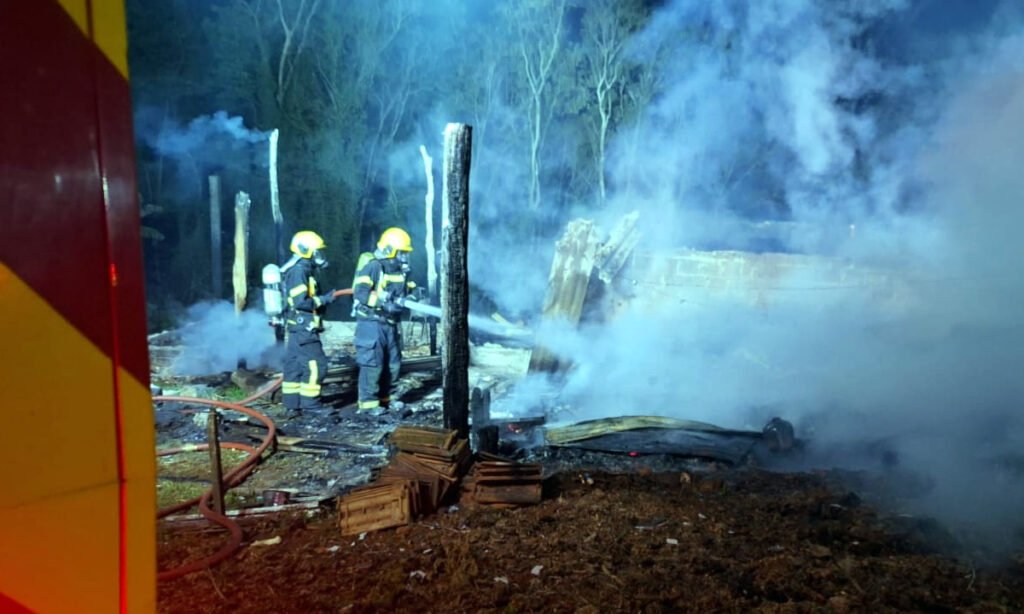 Bombeiros utilizaram cerca de 6 mil de água para o combate ao fogo e rescaldo. Fato ocorreu na noite de terça-feira, em um galpão no interior do município