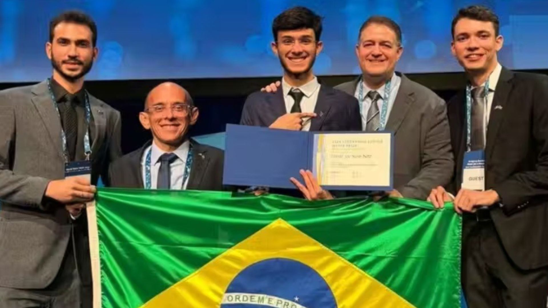 Brasileiro de 17 anos revoluciona e ganha Prêmio Nobel de Ciência Jovem