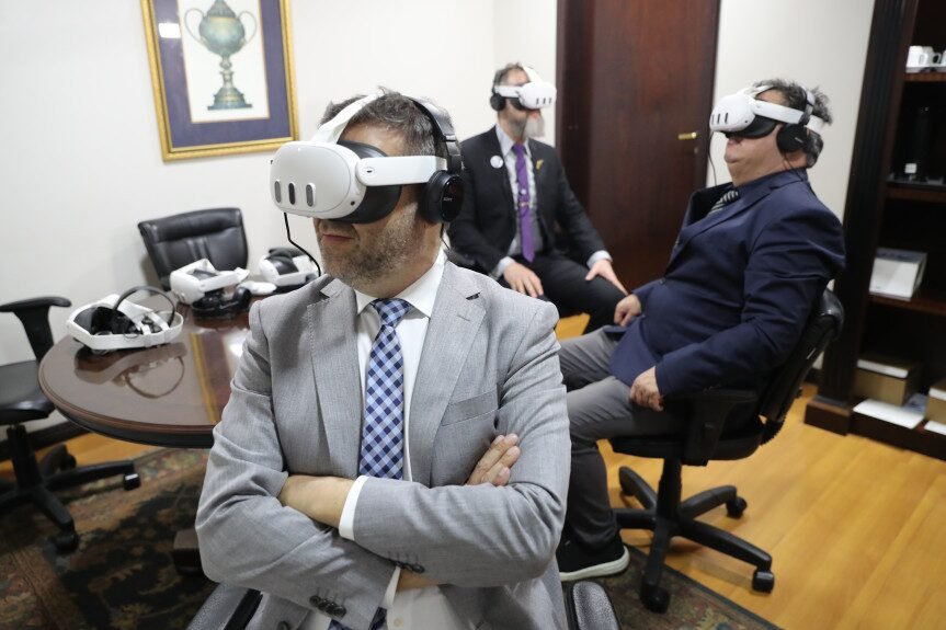 Os deputados puderam testar o tour por todos os espaços da ALEP, proporcionando uma experiência imersiva e inédita por meio dos óculos de realidade virtual