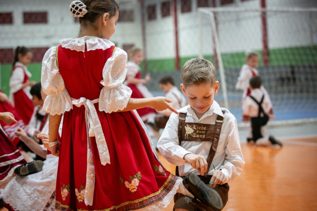 A imigração alemã não só trouxe mão de obra e ocupação, como também deixou um profundo legado cultural e social que até hoje influencia a vida de milhões de brasileiros