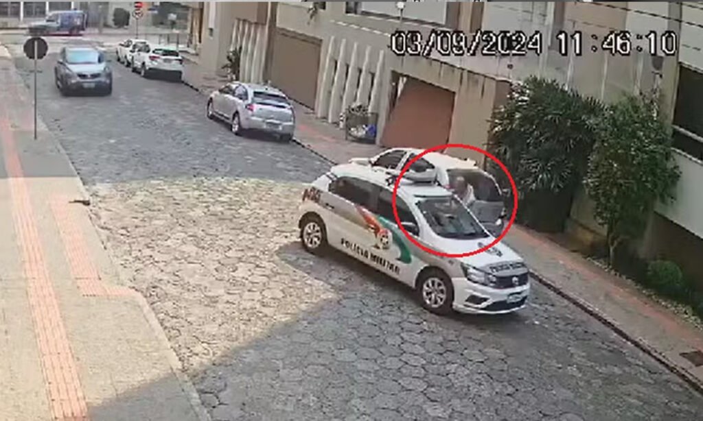 O policial militar Davi Appel da Silva, de 37 anos, foi morto ainda dentro da viatura que conduzia. O suspeito foi preso em flagrante