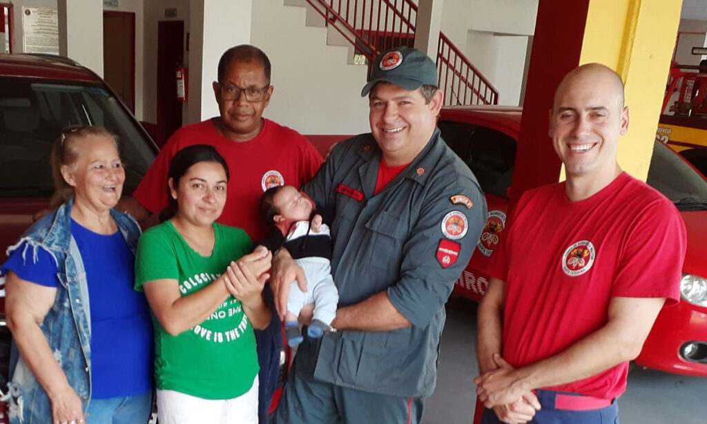 Família de bebê de poucos meses procurou por ajuda no quartel dos bombeiros onde foram iniciados os procedimentos de tapotagem