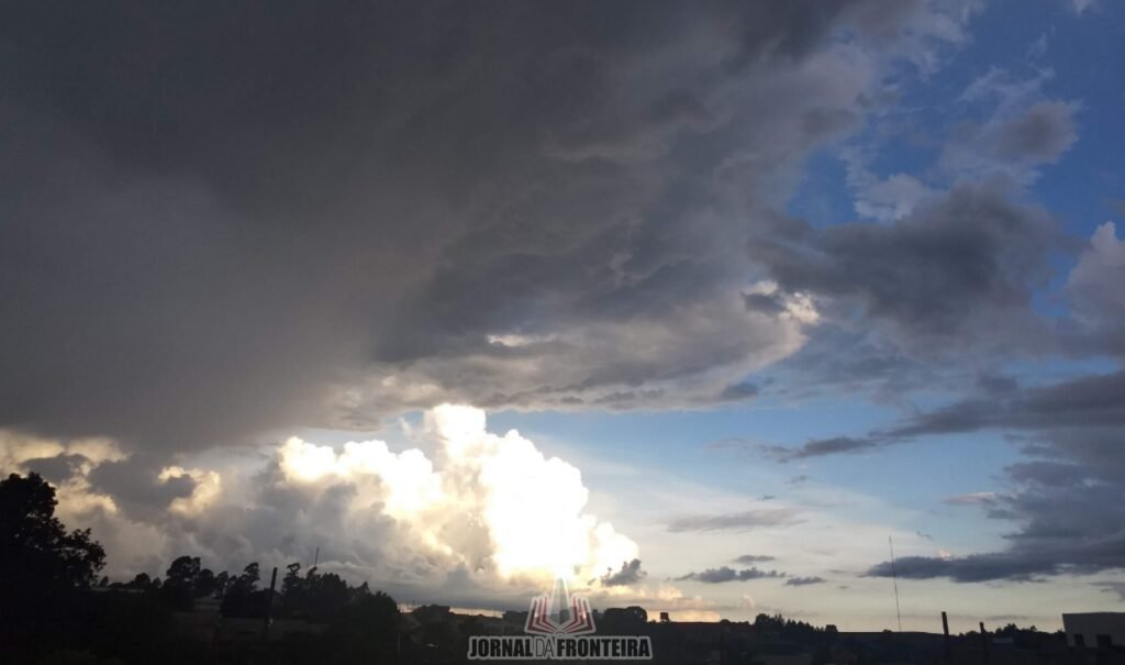 Ciclone extratropical que se formou no sul do Rio Grande do Sul deve trazer ventos fortes e tempestades para 26 municípios do Paraná. Alerta é do Inmet