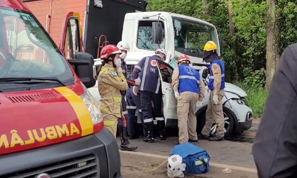 A identidade das vítimas ainda é desconhecida. O grave acidente ocorreu na manhã desta terça-feira