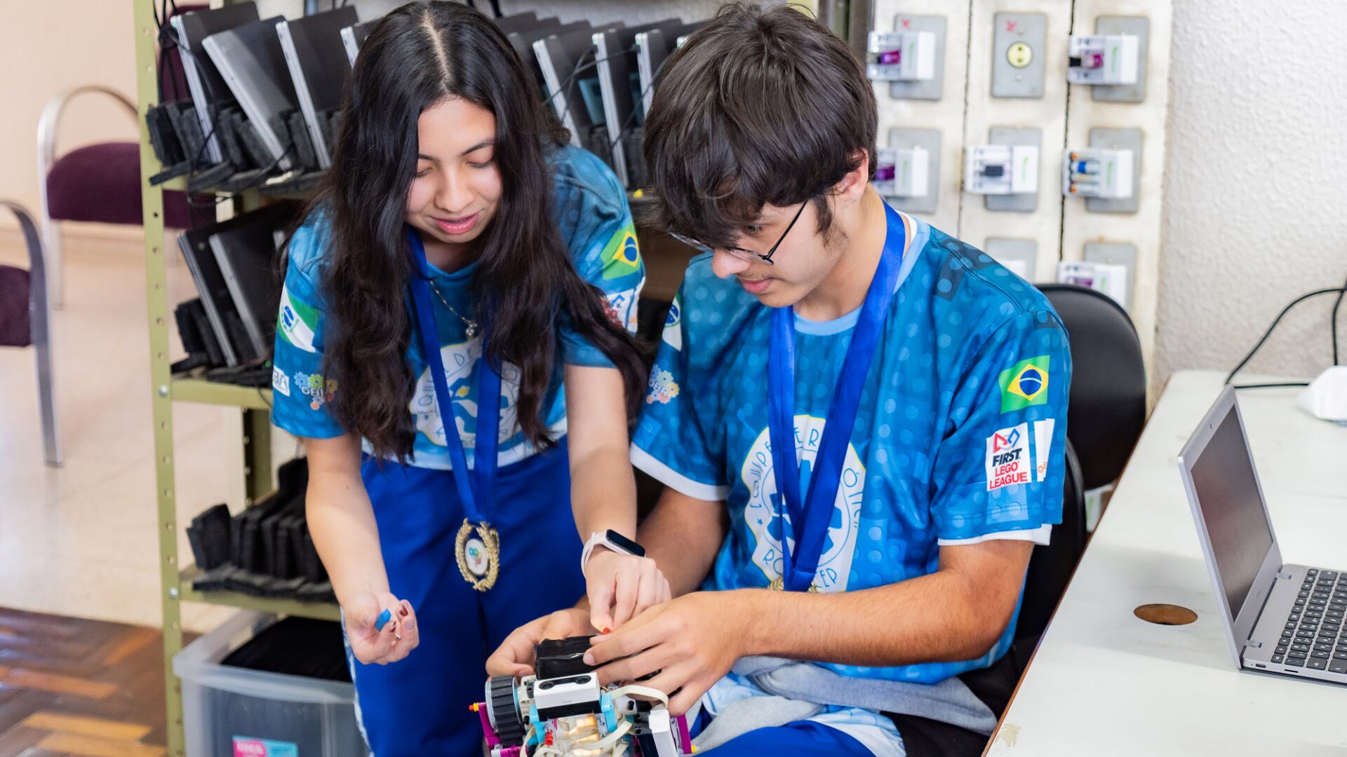 Alunos do Paraná brilham em competições de robótica