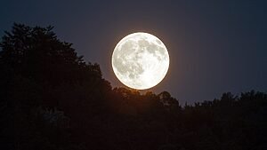 Superlua ilumina o céu hoje e promete encantar quem olhar para cima