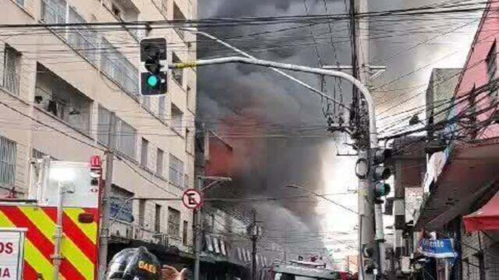 Incêndio atinge shopping no Brás e ameaça colapso do prédio