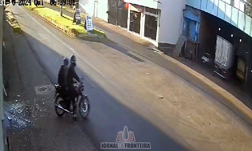 Os bandidos da moto que vêm agindo na Tri-Fronteira foram flagrados novamente na manhã desta quinta-feira, durante um arrombamento e furto