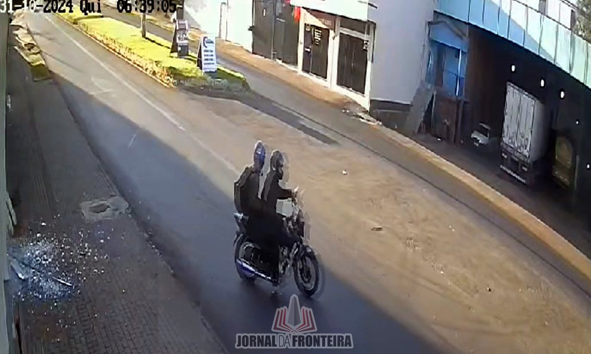 Bandidos da moto arrombam porta de mercado e furtam dinheiro