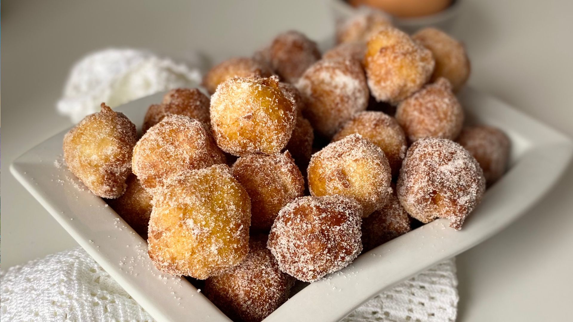 Bolinhos de chuva com aveia e frutas vermelhas: um toque saudável e irresistível