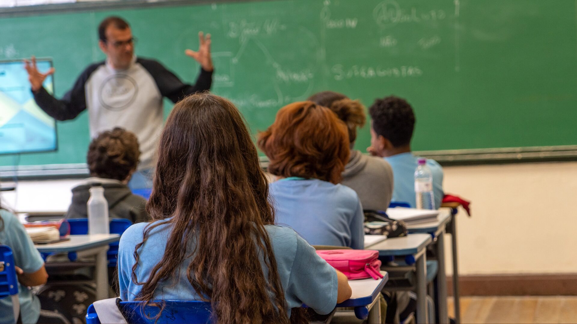 Paraná regula uso de celulares nas escolas públicas