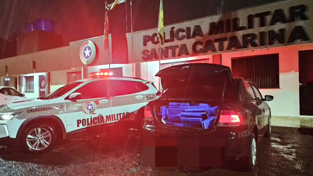 Maconha estava no porta-malas e no banco de trás de veículo abordado pela Polícia Militar