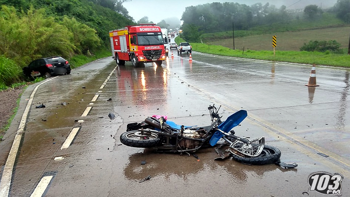 Duas pessoas morrem em grave acidente entre carro e moto na BR 163