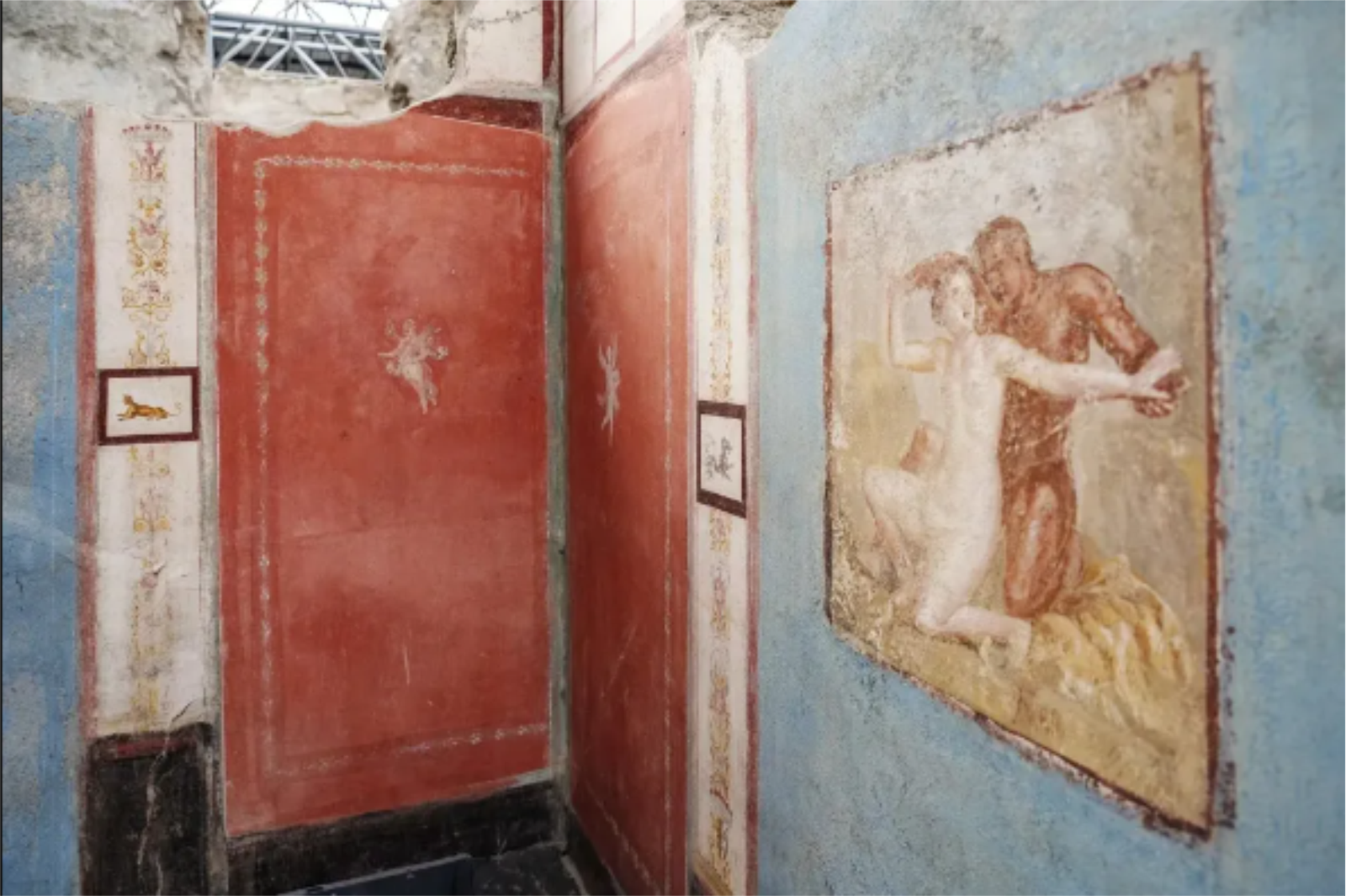 Nova descoberta em Pompeia revela afrescos intactos que retratam mitologia e costumes romanos