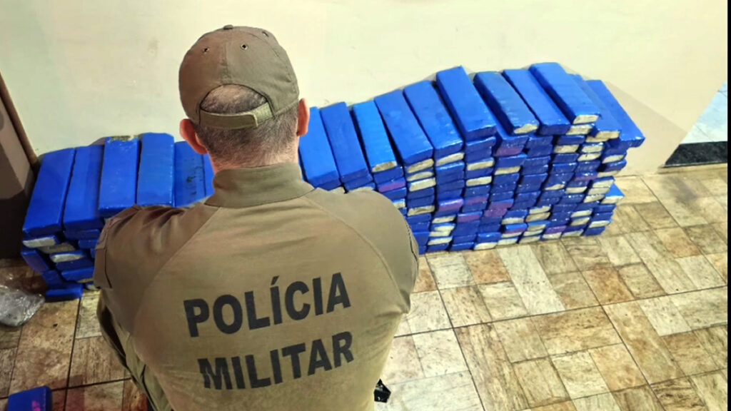 Maconha estava no porta-malas e no banco de trás de veículo abordado pela Polícia Militar