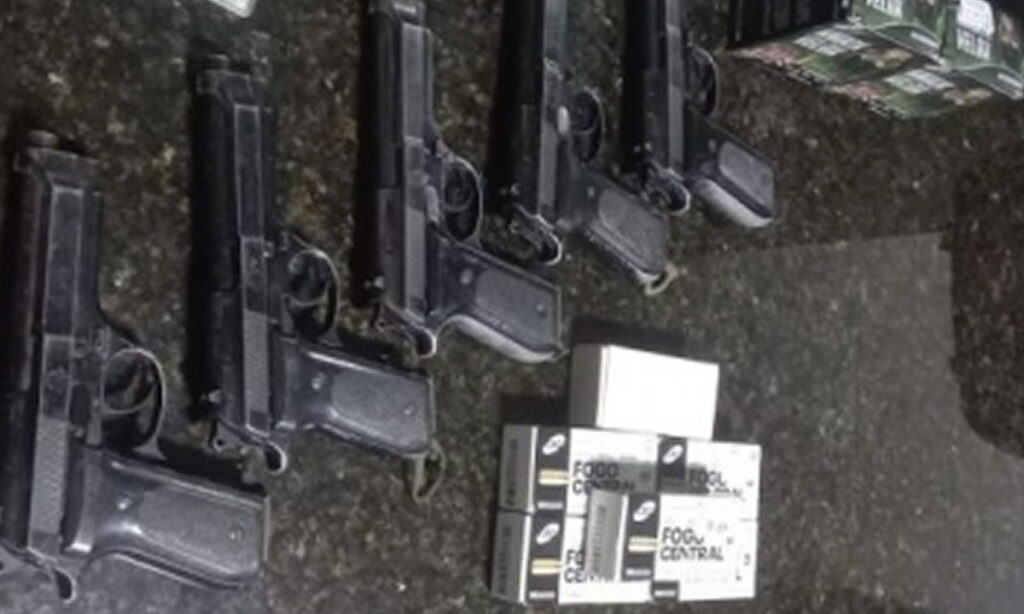 As buscas pelas armas furtadas foram realizadas em parceria com a Polícia Militar, após uma denúncia anônima