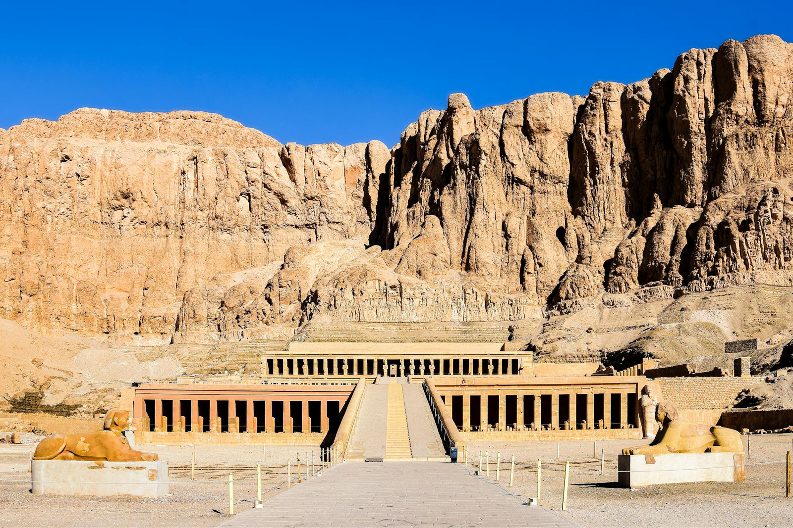 Arqueólogos encontram 11 sepulturas seladas  em Luxor no Egito