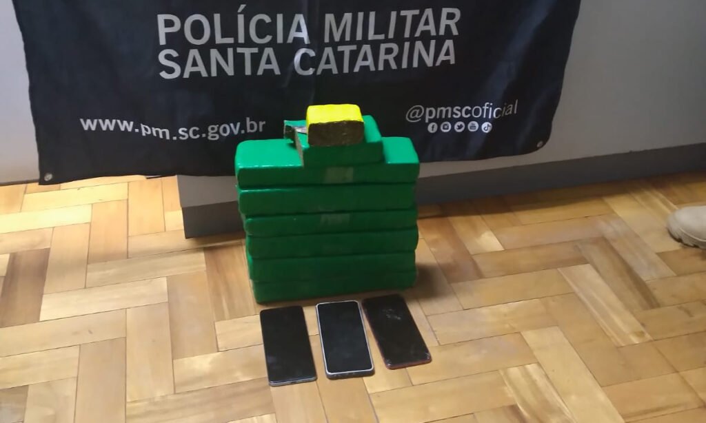 Os dois homens presos tentaram fugir de uma abordagem e se desfizeram de uma mochila carregada com tabletes de maconha que foi arremessada para fora do veículo