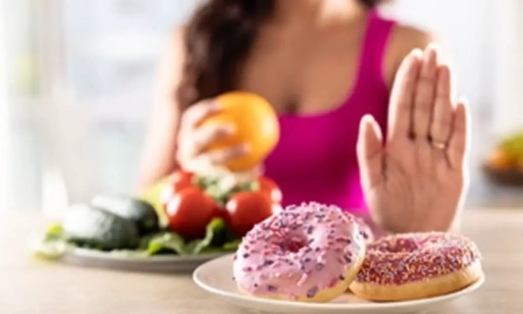 O que acontece com o nosso corpo quando paramos de consumir açúcar? 4 Ao deixar de consumir açúcar o corpo experimenta sensações parecidas a abstinência, contudo a interrupção traz uma série de benefícios a médio e longo prazo