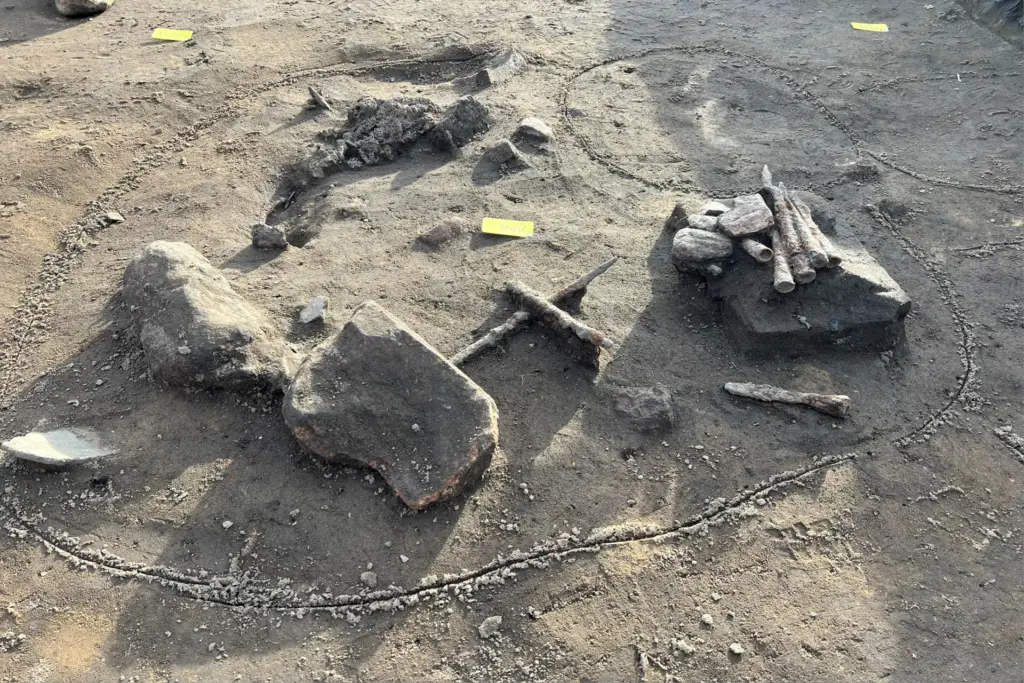 Arqueólogos desenterram 119 lanças e espadas com 3 mil anos 2 espadas