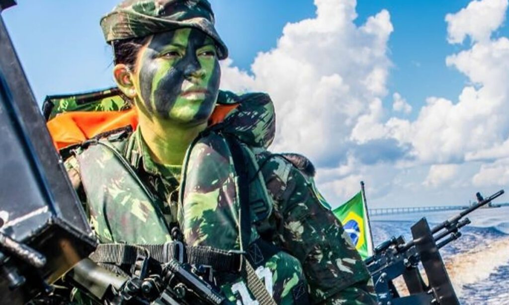 Alistamento militar feminino terá início em 2025 3 O início do alistamento será em janeiro de 2025 e as mulheres poderão escolher entre Exército, Marinha e Aeronáutica, a depender da aptidão e das vagas