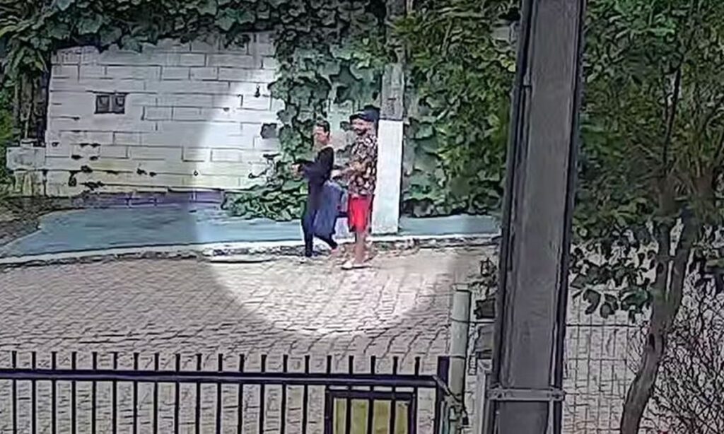 Mãe e padrasto são condenados pela morte de menina de apenas três anos 5 Segundo o MPSC após matarem a menina a mãe e o padrasto, colocaram o corpo em uma mala e o enterraram em uma cova num local de mata fechada
