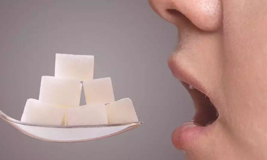 O que acontece com o nosso corpo quando paramos de consumir açúcar? 5 Ao deixar de consumir açúcar o corpo experimenta sensações parecidas a abstinência, contudo a interrupção traz uma série de benefícios a médio e longo prazo