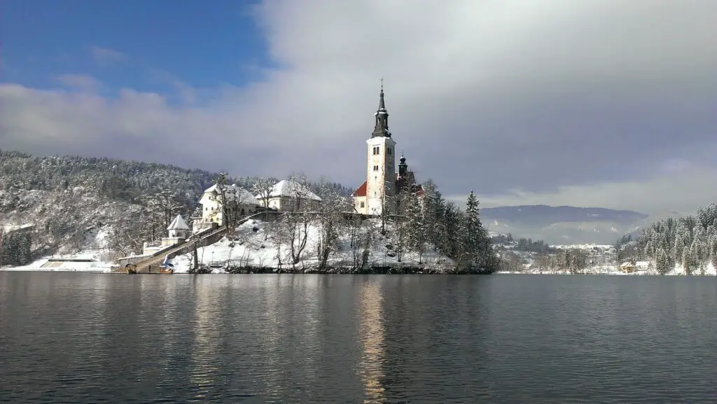 Os lugares exóticos mais impressionantes da Europa 3 lago blend
