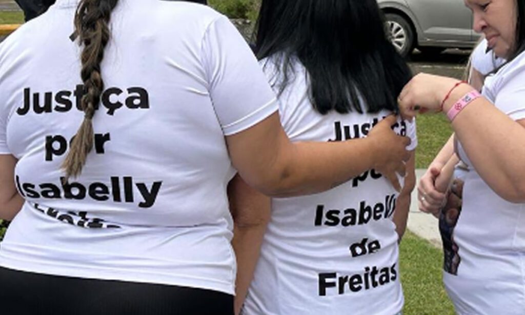 Mãe e padrasto são condenados pela morte de menina de apenas três anos 4 Segundo o MPSC após matarem a menina a mãe e o padrasto, colocaram o corpo em uma mala e o enterraram em uma cova num local de mata fechada