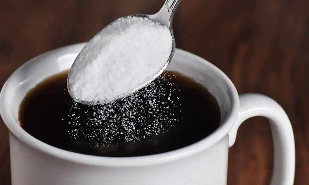 O que acontece com o nosso corpo quando paramos de consumir açúcar? 6 Ao deixar de consumir açúcar o corpo experimenta sensações parecidas a abstinência, contudo a interrupção traz uma série de benefícios a médio e longo prazo
