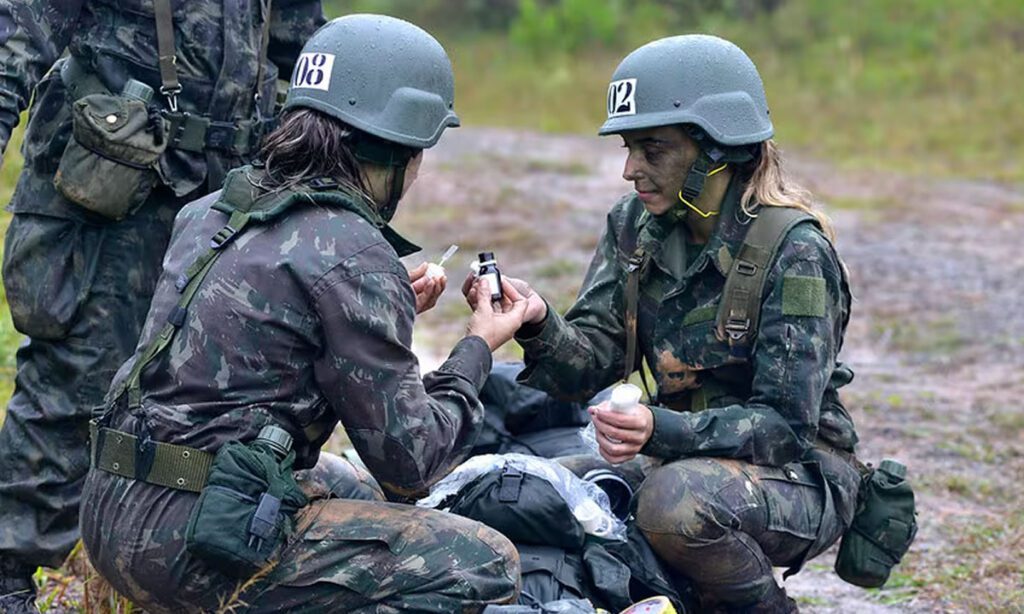 Alistamento militar feminino terá início em 2025 2 O início do alistamento será em janeiro de 2025 e as mulheres poderão escolher entre Exército, Marinha e Aeronáutica, a depender da aptidão e das vagas