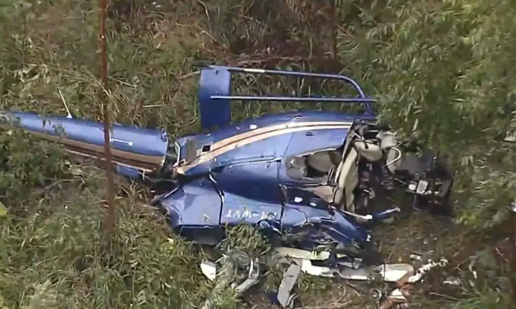 Duas pessoas morrem em queda de helicóptero em SP; piloto e criança são resgatados 4 Piloto e criança foram resgatados com vida. Dois corpos foram retirados do helicóptero pelos bombeiros, eles seriam os pais da criança