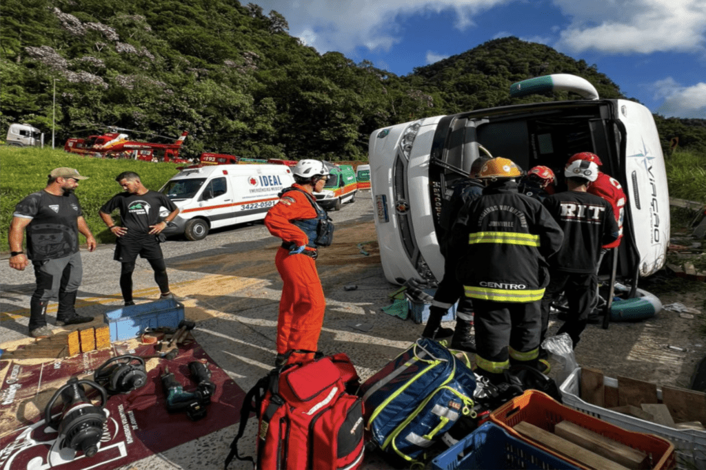 Grave acidente de ônibus na Serra Dona Francisca deixa vários feridos