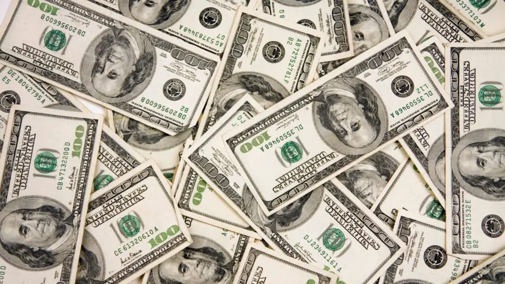 Dólar cai a R$ 5,86 com foco na política tarifária dos EUA 2 Dólar